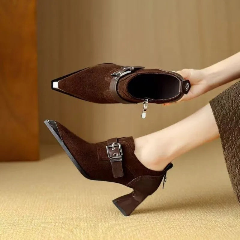 Elegante und stützende orthopädische Absätze