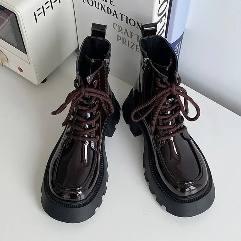 Modische und stützende orthopädische Stiefel