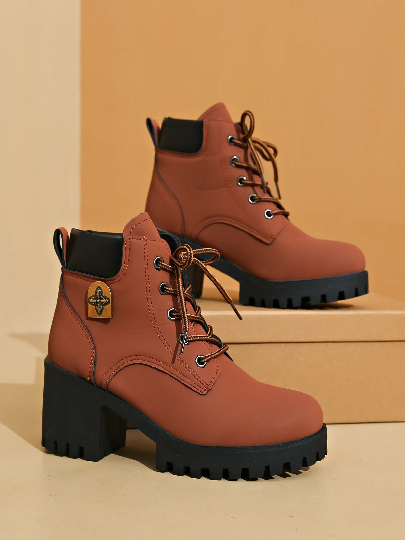 Stützende und trendige orthopädische Stiefel