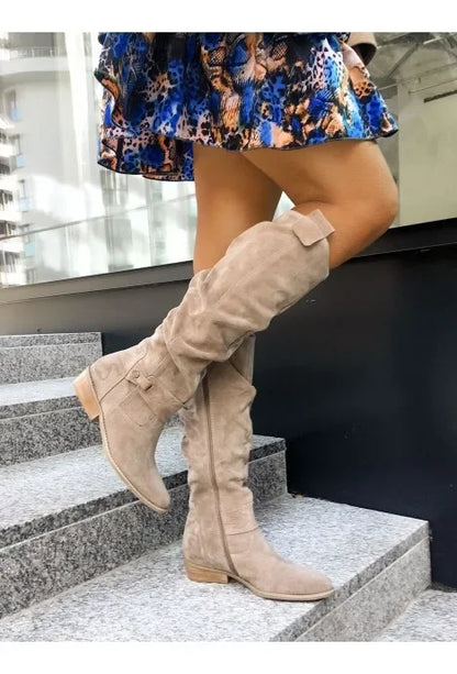 Stützende und trendige orthopädische Stiefel