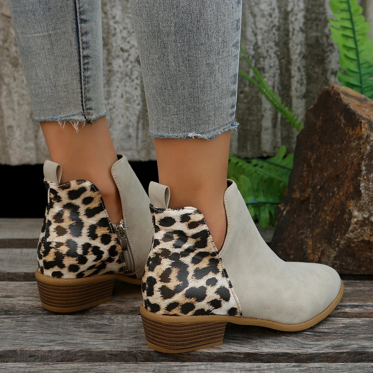 Elegante und stützende orthopädische Stiefel