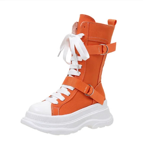 Stützende und trendige orthopädische Stiefel