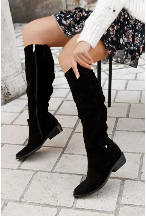 Stützende und trendige orthopädische Stiefel