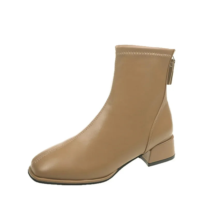 Stützende und trendige orthopädische Stiefel