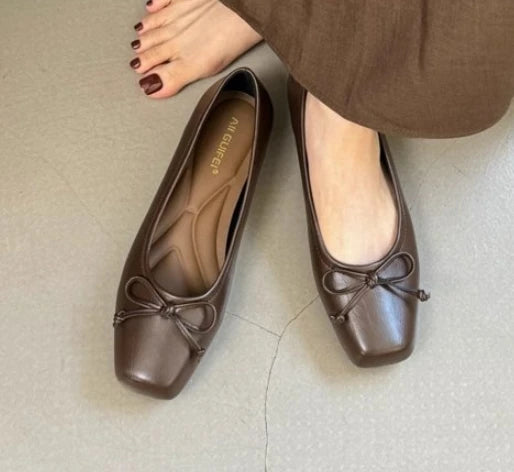 Modische und stützende orthopädische Schuhe