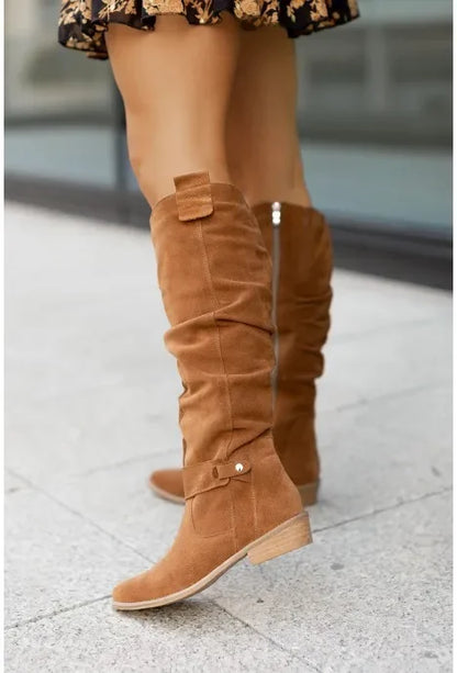 Stützende und trendige orthopädische Stiefel