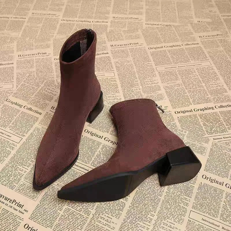 Stützende und trendige orthopädische Stiefel
