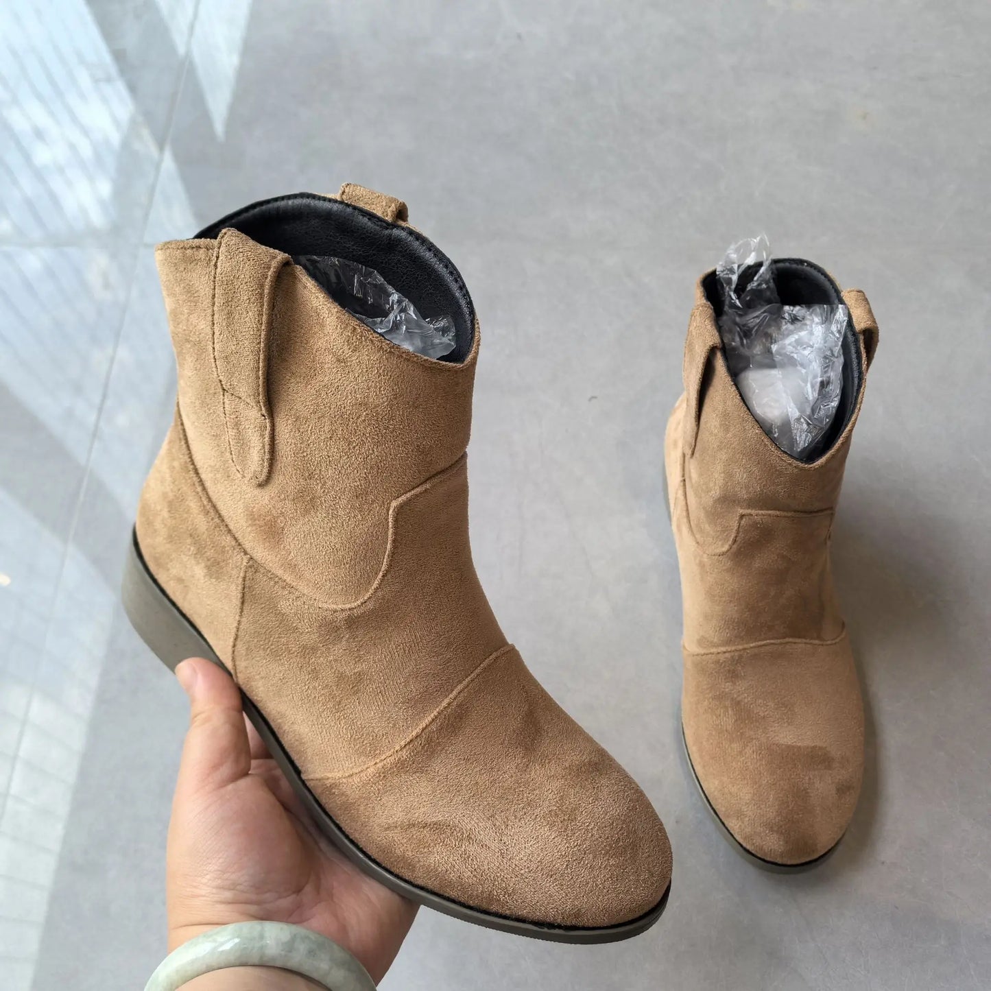 Stützende und trendige orthopädische Stiefel