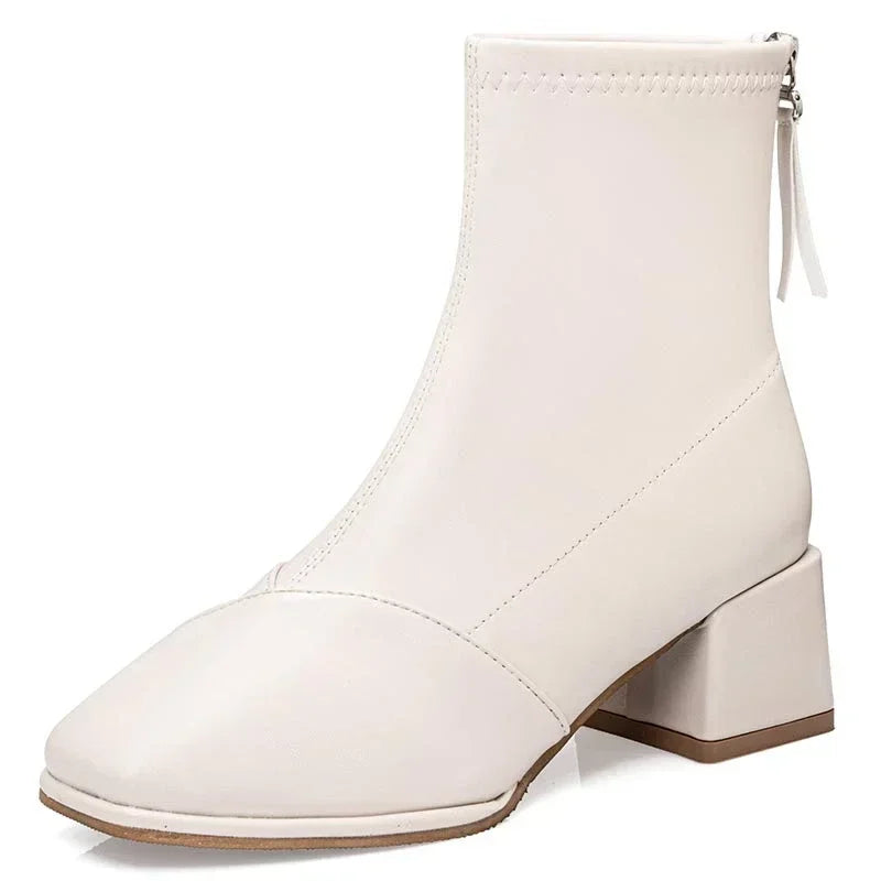 Stützende und trendige orthopädische Stiefel