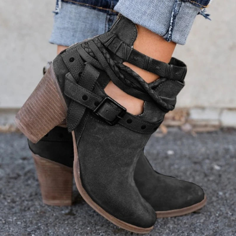 Stützende und trendige orthopädische Stiefel