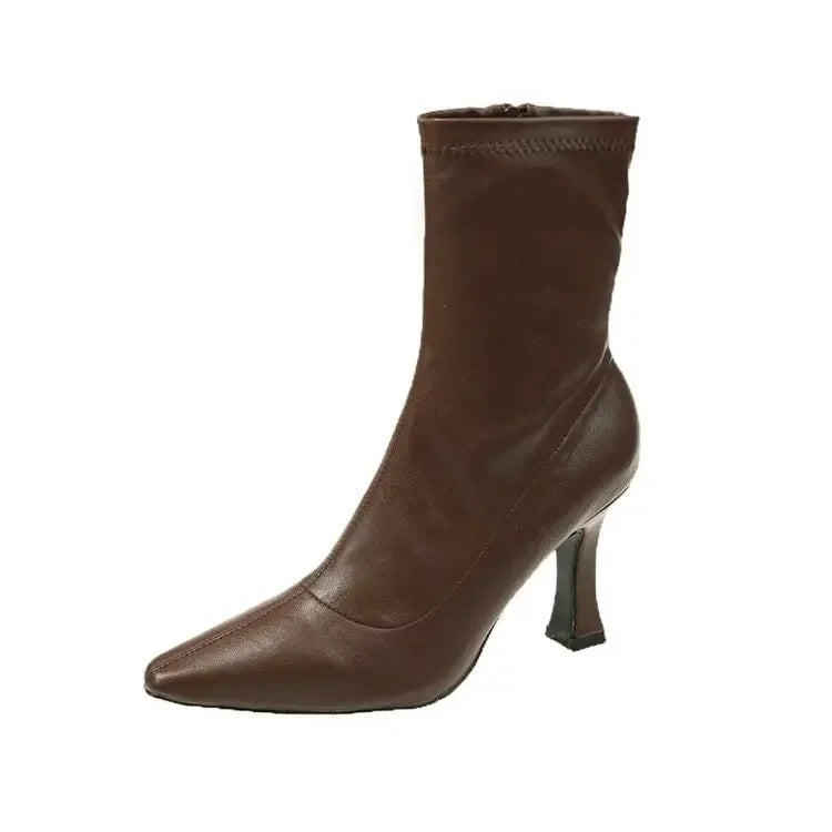 Stützende und trendige orthopädische Stiefel
