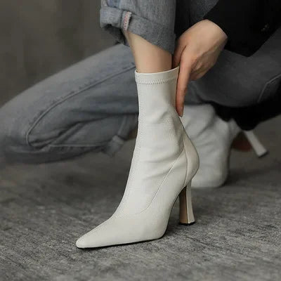 Stützende und trendige orthopädische Stiefel