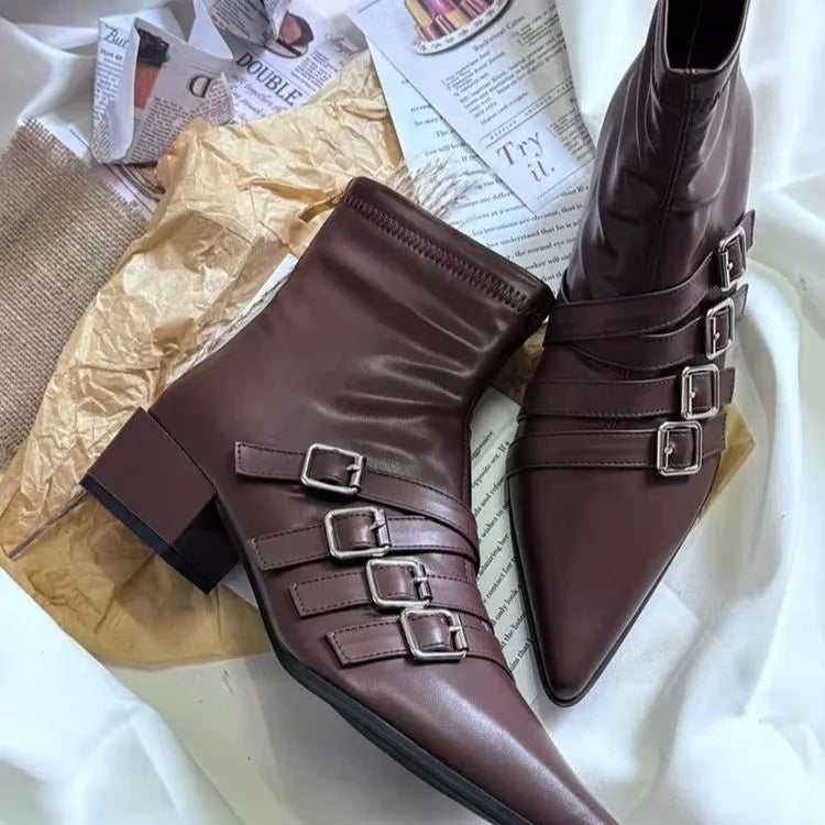 Elegante und stützende orthopädische Stiefel