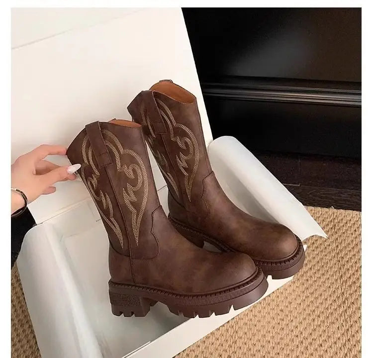 Stützende und trendige orthopädische Stiefel