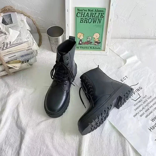 Stützende und trendige orthopädische Stiefel