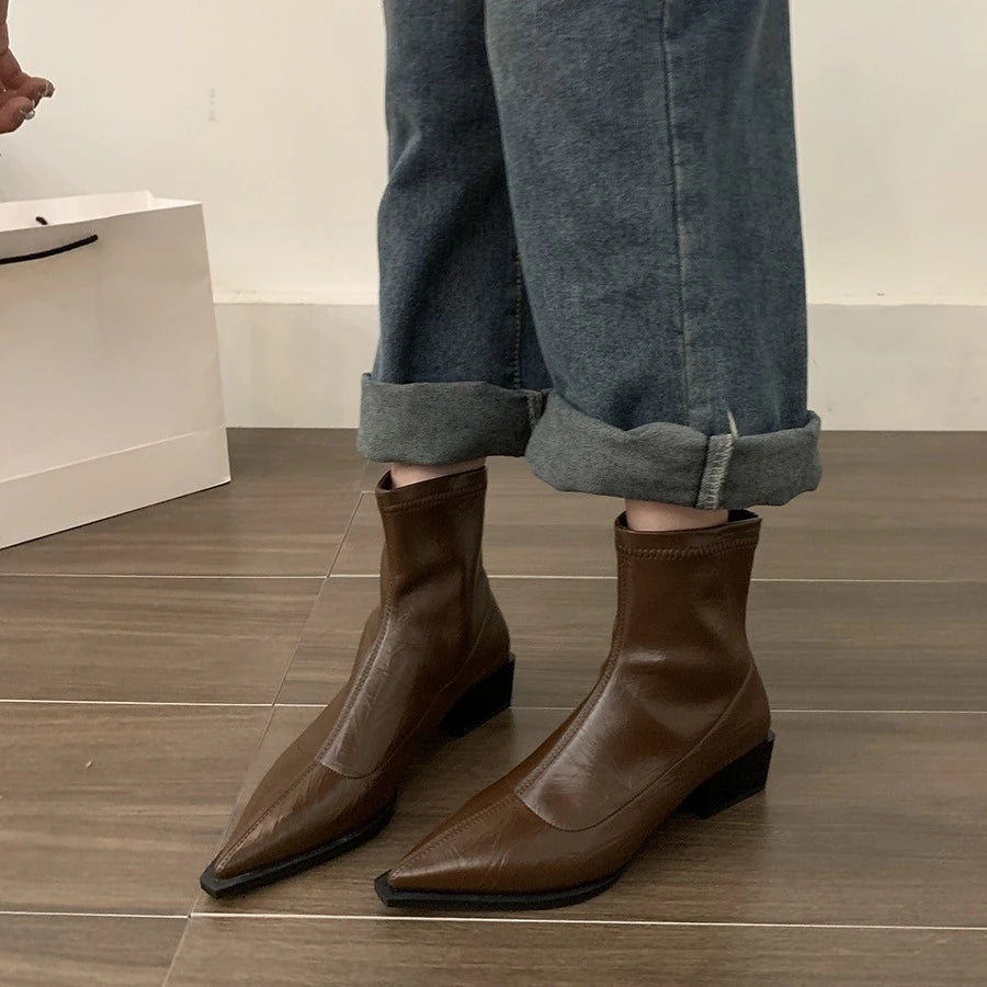 Lässige und stützende orthopädische Stiefel