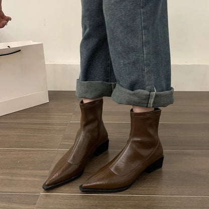 Lässige und stützende orthopädische Stiefel