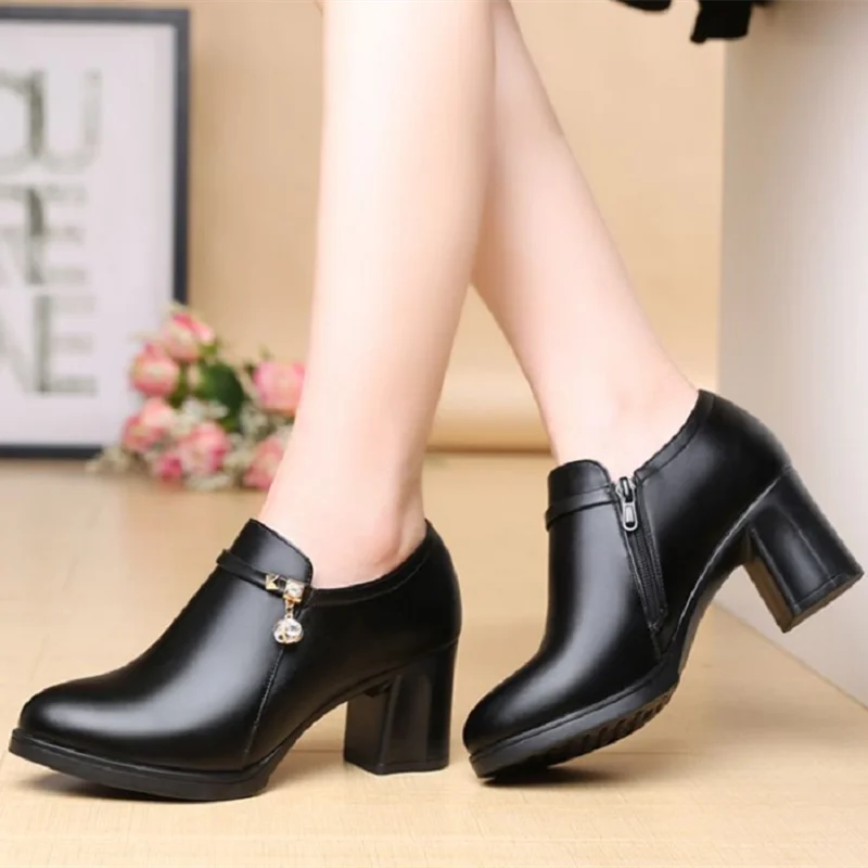 Elegante und stützende orthopädische Stiefel