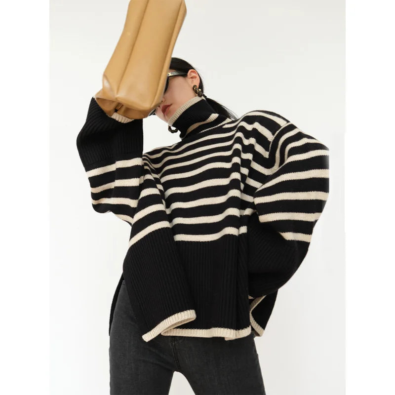 Baumwoll-Rollkragenpullover mit auffälligen Diagonalstreifen und asymmetrischem Saum