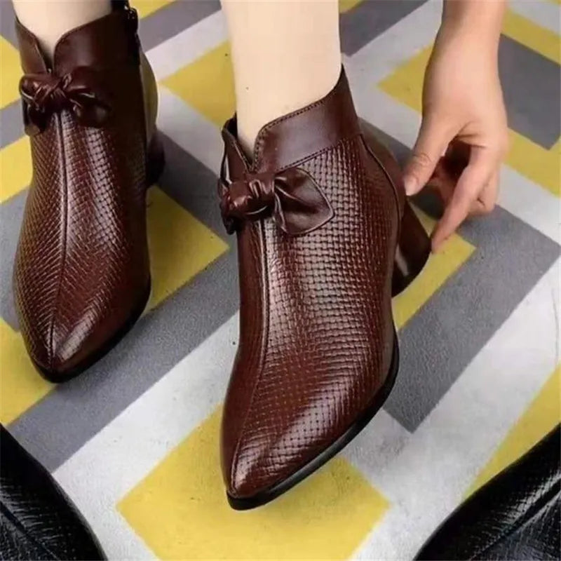 Modische und stützende orthopädische Stiefel