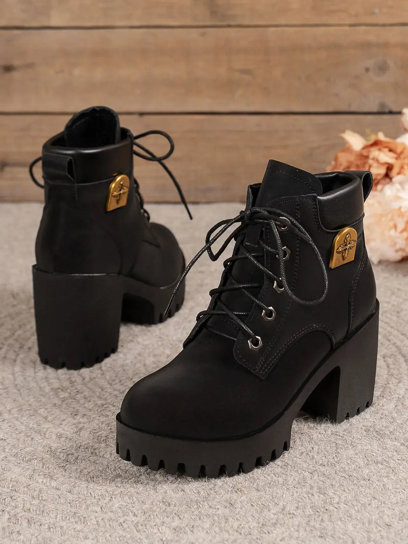 Stützende und trendige orthopädische Stiefel