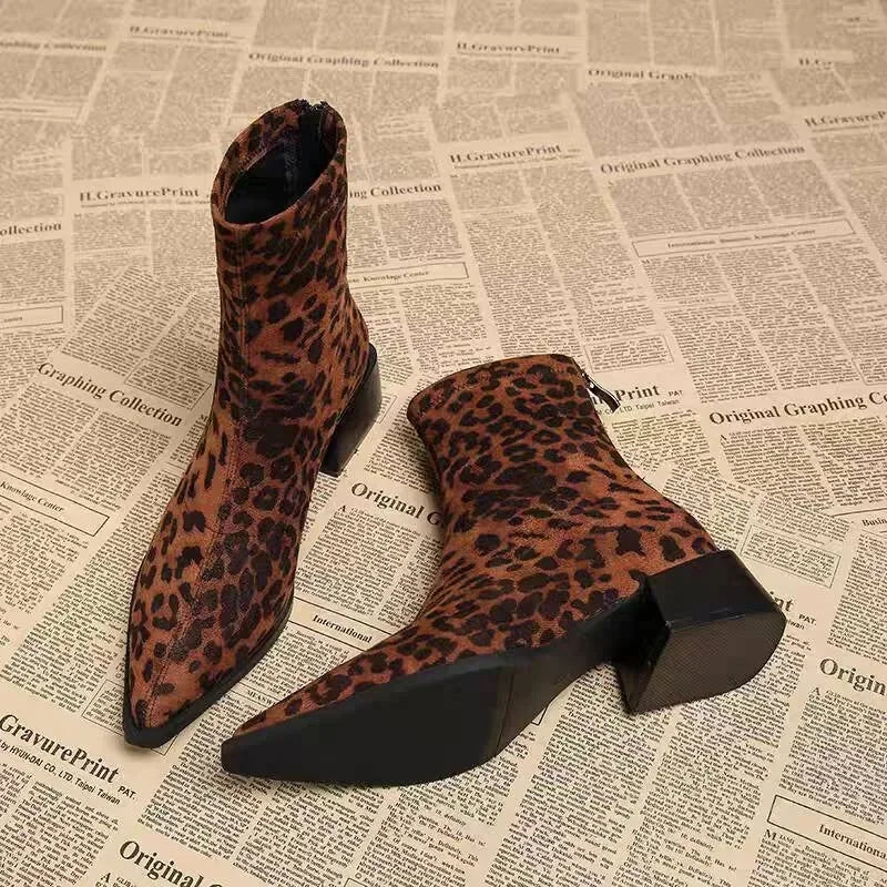 Stützende und trendige orthopädische Stiefel