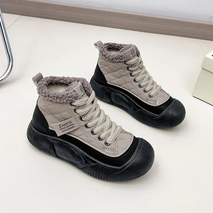 Modische und stützende orthopädische Stiefel