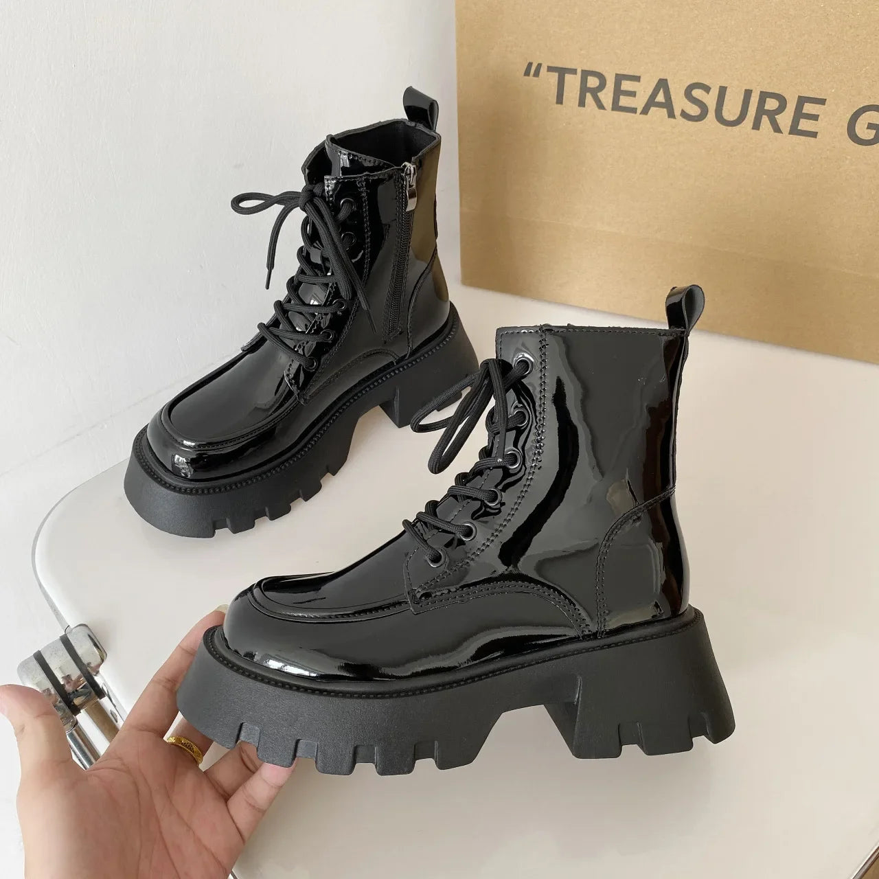 Modische und stützende orthopädische Stiefel