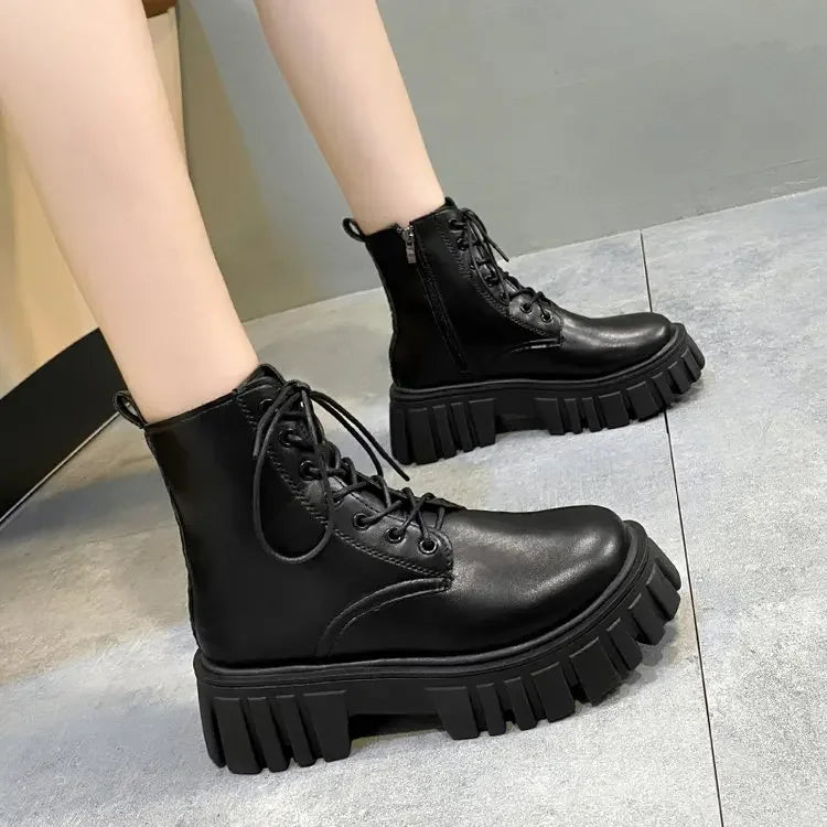 Elegante und stützende orthopädische Stiefel