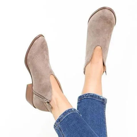 Stützende und trendige orthopädische Stiefel