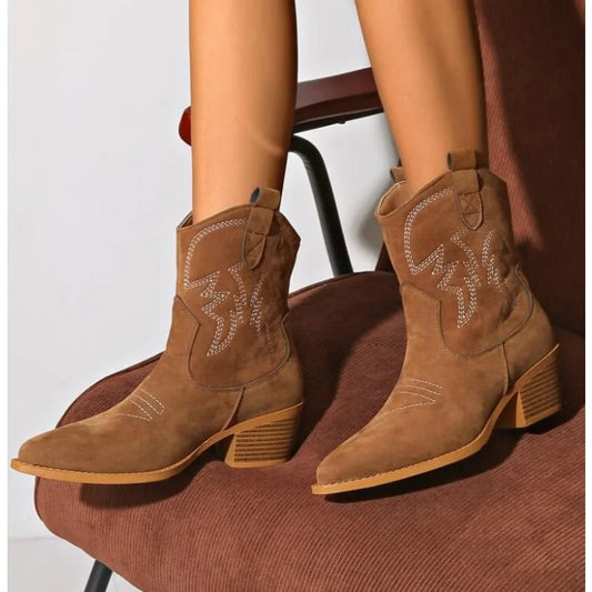 Stützende und trendige orthopädische Stiefel