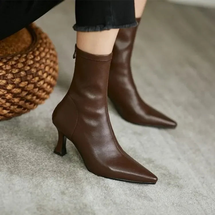 Stützende und trendige orthopädische Stiefel