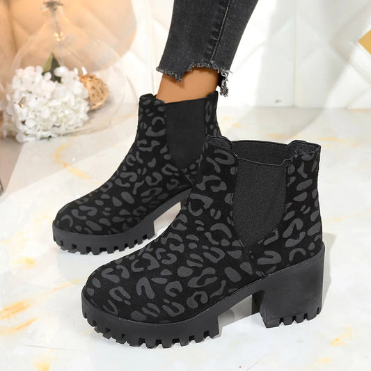 Modische und stützende orthopädische Stiefel