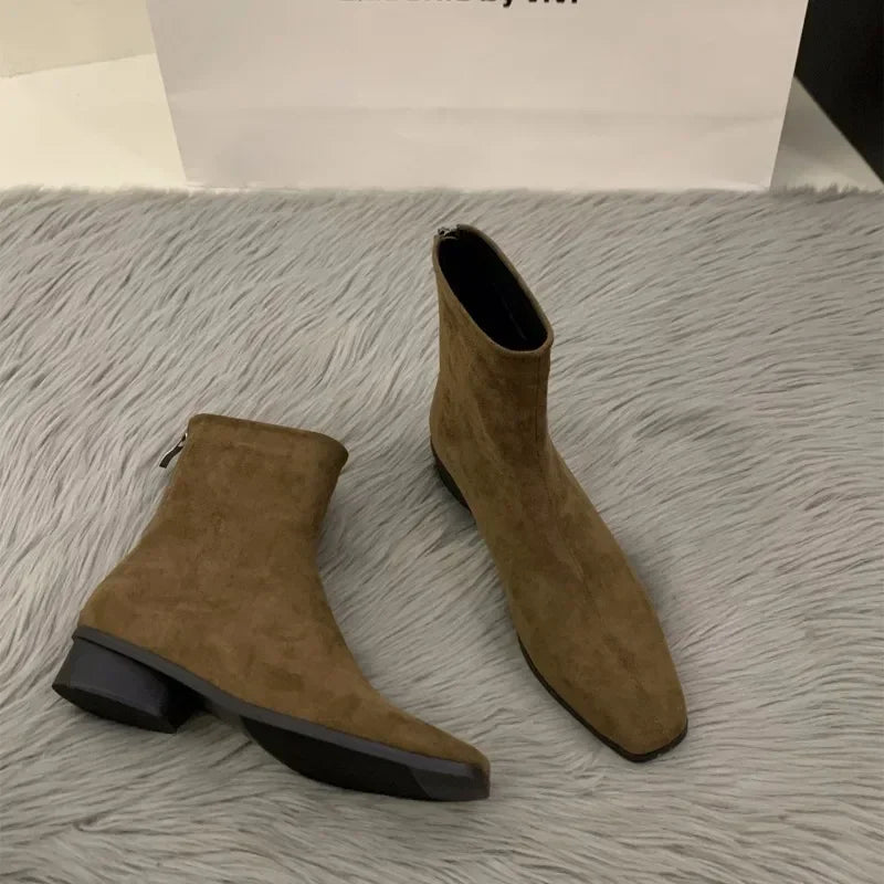 Modische und stützende orthopädische Stiefel