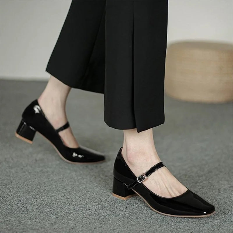 Modische und stützende orthopädische Schuhe