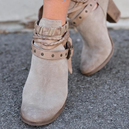 Stützende und trendige orthopädische Stiefel