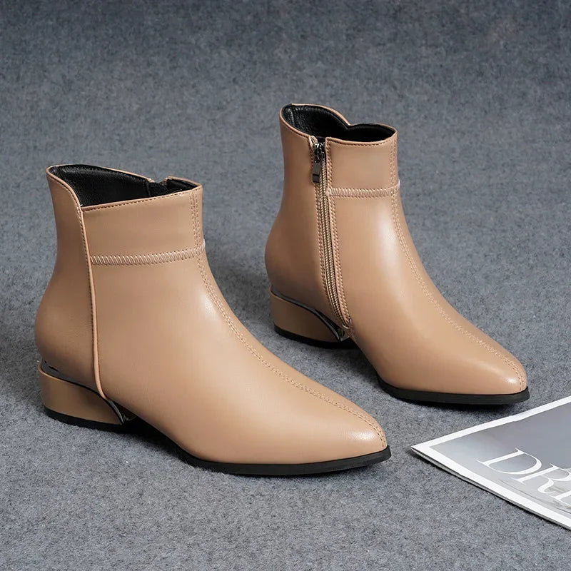 Stützende und trendige orthopädische Stiefel