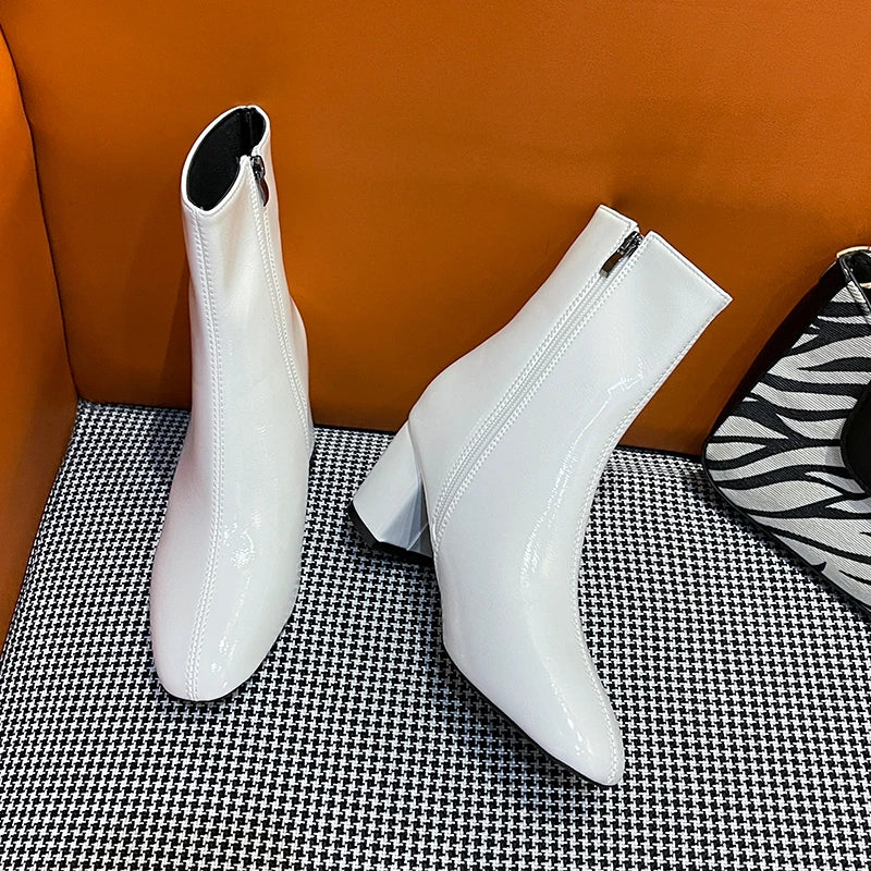 Modische und stützende orthopädische Stiefel
