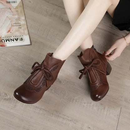 Stützende und trendige orthopädische Stiefel