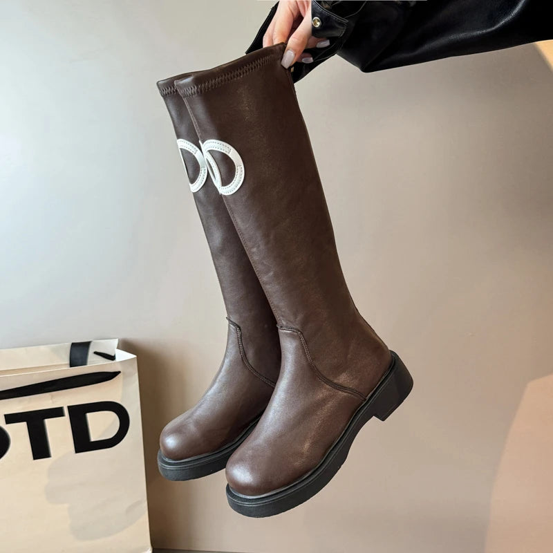 Elegante und stützende orthopädische Stiefel