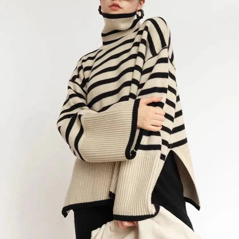 Baumwoll-Rollkragenpullover mit auffälligen Diagonalstreifen und asymmetrischem Saum