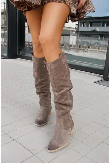 Stützende und trendige orthopädische Stiefel