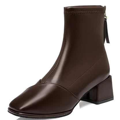 Stützende und trendige orthopädische Stiefel