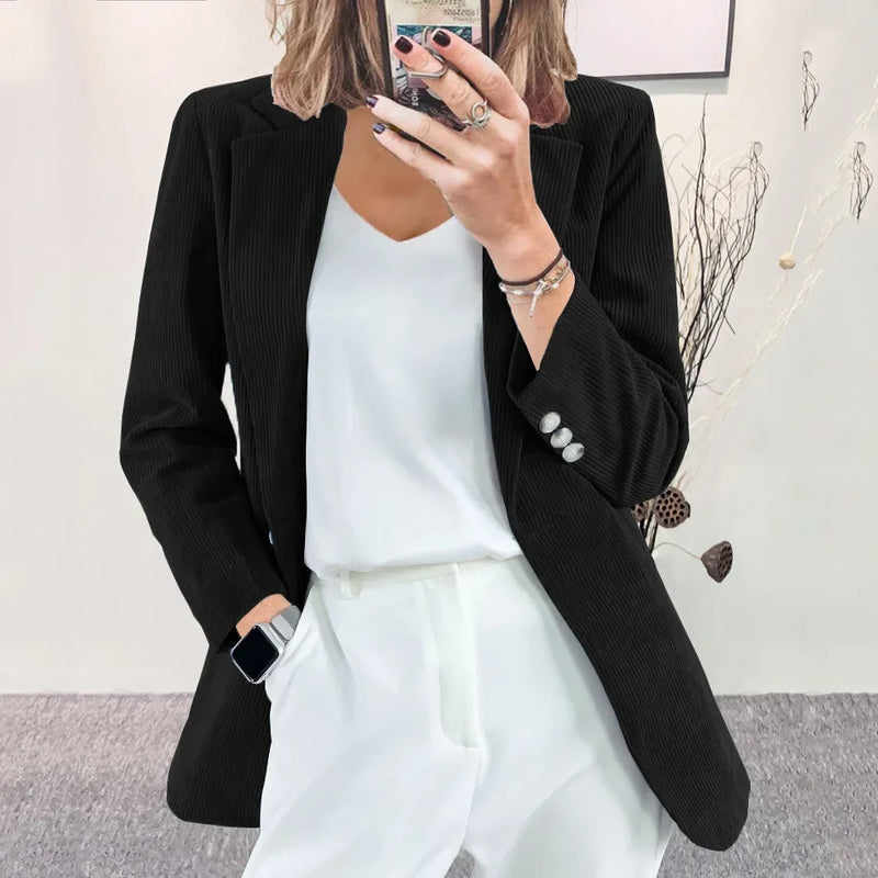Klassisch gestaltete Strickjacke