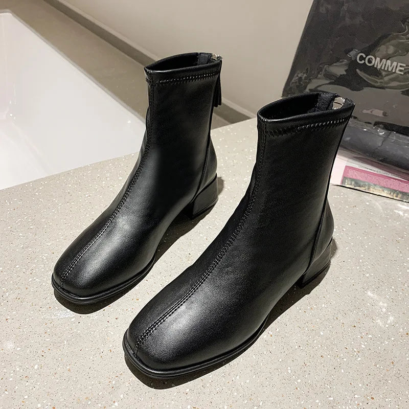 Stützende und trendige orthopädische Stiefel