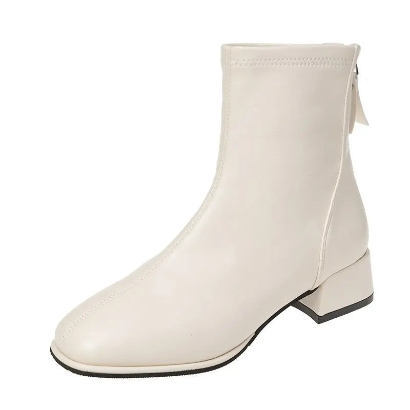 Stützende und trendige orthopädische Stiefel