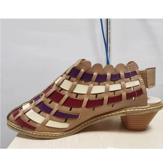 Stützende und stilvolle orthopädische Sandalen