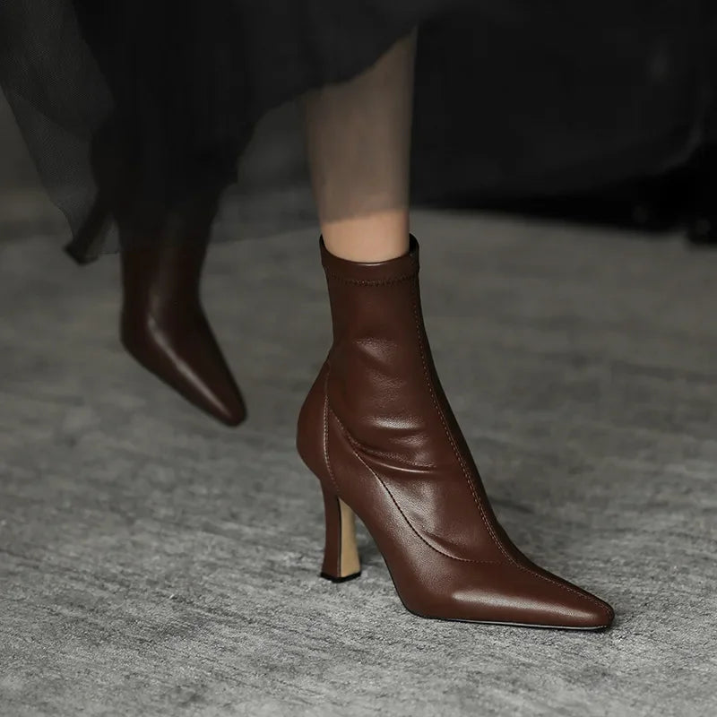 Stützende und trendige orthopädische Stiefel