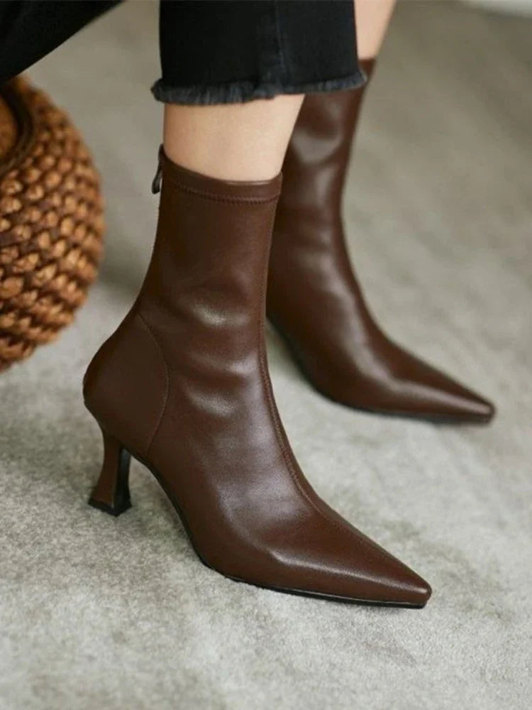 Stützende und trendige orthopädische Stiefel