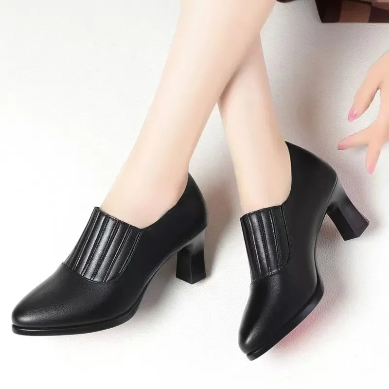 Elegante und stützende orthopädische Schuhe